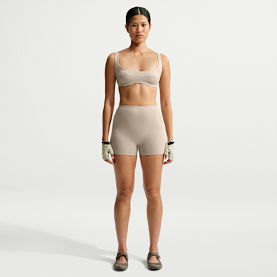 NIKE公式】NikeSKIMS Studio Stretch ウィメンズ 8cm ショートパンツ